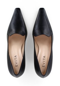Chaussures noires en cuir à bout pointu avec un bord festonné et une finition lisse. L'intérieur présente une doublure beige avec "EVITA" imprimé.