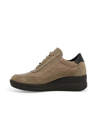 Sneaker in pelle e camoscio beige con suola a zeppa, caratterizzata da occhielli dorati e un'accenno nera sul tallone. Superfici lisce e testurizzate.