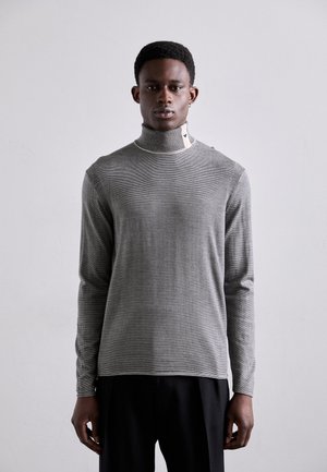 Langärmliger Pullover mit hohem Kragen in Grau, der feine horizontale Streifen, eine weiche Textur und ein dezentes Logo-Accent am Kragen aufweist.