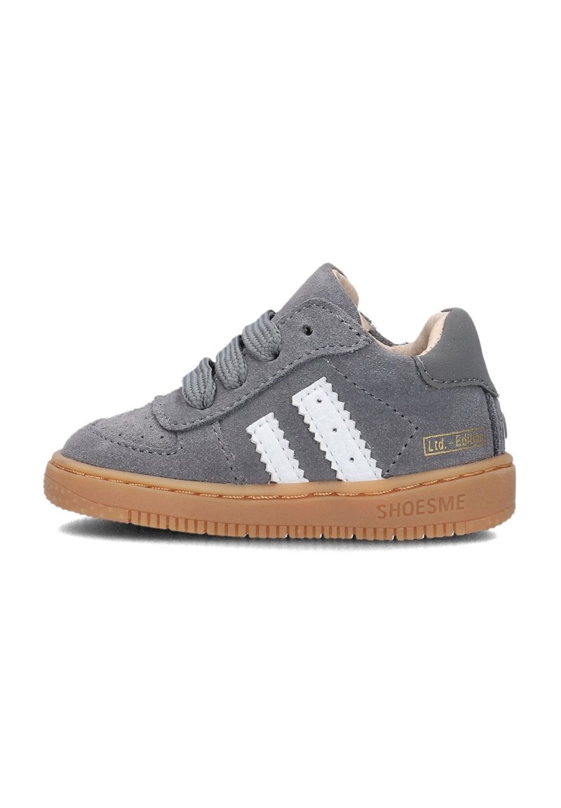 Gray suede sneaker with white stripes, round laces, rubber sole, and a beige accent. Features branding on the heel.