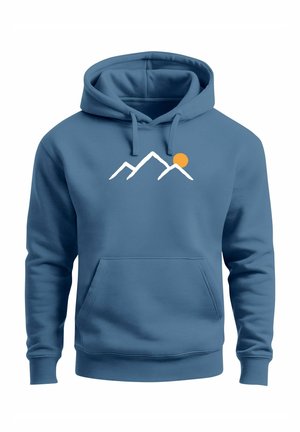 Blauer Hoodie mit Kängurutasche, versehen mit einem weißen Berg-Design und einem orangefarbenen Sonnenmotiv auf der Brust. Weiche Stofftextur.