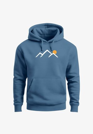 Blauer Hoodie mit Kängurutasche, versehen mit einem weißen Berg-Design und einem orangefarbenen Sonnenmotiv auf der Brust. Weiche Stofftextur.