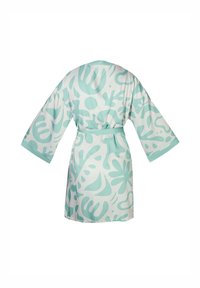 Jasnoniebieski szlafrok w kwiatowy wzór z szerokimi rękawami i przewiązywanym paskiem, wykonany z miękkiej, gładkiej tkaniny, prezentujący abstrakcyjny wzór.