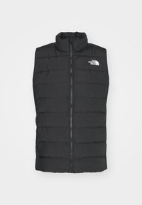 Czarna kamizelka puchowa z wysokim kołnierzem, zamkiem z przodu i pikowaną teksturą. Zawiera białe logo po lewej stronie klatki piersiowej. Bez rękawów.