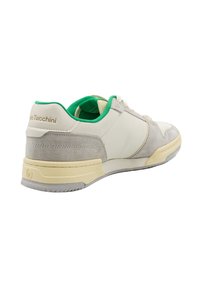 Witte leren sneakers met grijze suède accenten, groene binnenvoering en een crèmekleurige rubberen zool. Kenmerkt zich door een logo op de hiel. Rondneus ontwerp.