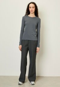 American Vintage Pikkade varrukatega topp - acier