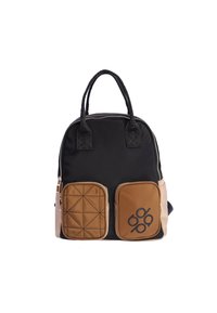 Mochila de tela negra con acentos en marrón y beige, que cuenta con dos bolsillos frontales con cremallera, uno de los cuales tiene un patrón acolchado y un detalle de marca.