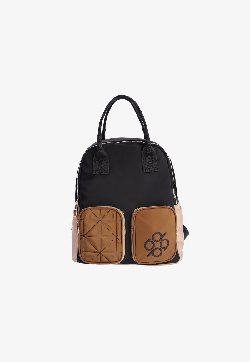 Mochila de tela negra con acentos en marrón y beige, que cuenta con dos bolsillos frontales con cremallera, uno de los cuales tiene un patrón acolchado y un detalle de marca.