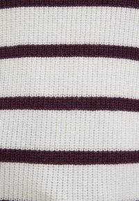 Strickpullover mit horizontalen Streifen in Weiß und Dunkelburgunder. Die Textur ist weich, mit einem gerippten Halsausschnitt und Bündchen.