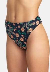 Högmidjad bikinitrosa i marinblått, med ett blommönster av rosa blommor och gröna blad. Stretchigt tyg med en mjuk textur.