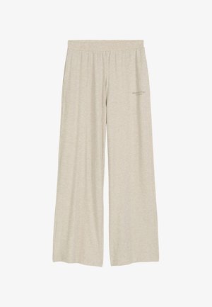 Beige Lounge-Hose mit weitem Bein, elastischem Bund und kleinem "Marc O'Polo"-Logo oben am rechten Oberschenkel.