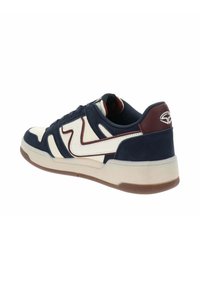 Sneaker blu navy e crema con tomaia in suede testurizzato, suola in gomma e accenti contrastanti in marrone scuro; presenta un dettaglio del logo curvo sul lato.