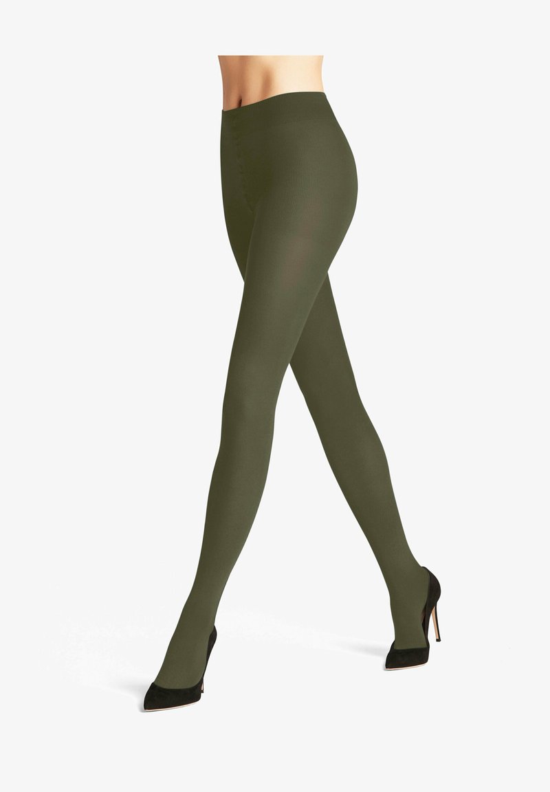 Collant verde oliva realizzati in un materiale elasticizzato, caratterizzati da una superficie liscia e una vita alta, abbinati a scarpe con tacco alto nere.