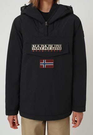 Veste noire à capuche avec fermeture éclair devant et grande poche affichant le logo "NAPAPIJRI geographic" avec un écusson du drapeau de la Norvège en dessous.