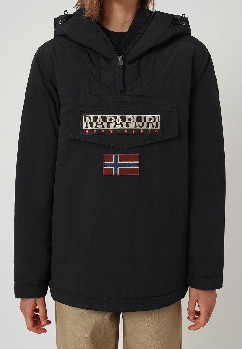 Veste noire à capuche avec fermeture éclair devant et grande poche affichant le logo "NAPAPIJRI geographic" avec un écusson du drapeau de la Norvège en dessous.