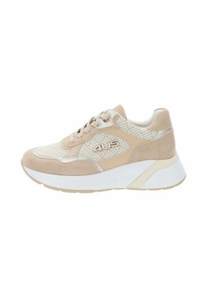 Sneaker beige e crema con tessuto decorato, dettagli in suede, logo "4US" sul lato, suola bianca spessa e chiusura con lacci.