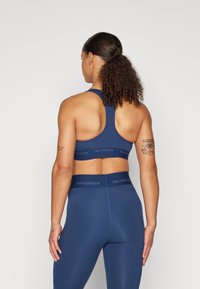 New Balance SLEEK MEDIUM SUPPORT BRA - Vidutiniškai krūtinę prilaikanti sportinė liemenėlė - navy