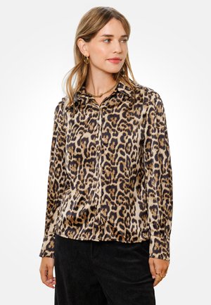 Blouse à imprimé léopard en tissu doux, avec col à revers, boutonnage devant et manches longues. Agrémentée d'accessoires dorés.