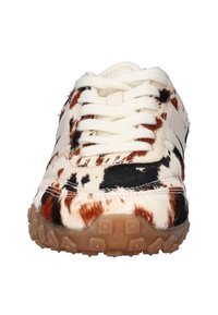 Sneakers met een nepbont bovenwerk met een bruin en zwart dierenprint, witte veters en een gestructureerde rubberen zool van gum.
