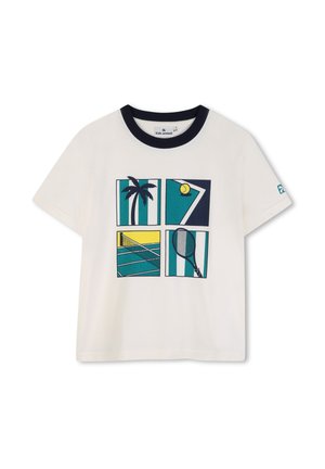 T-shirt blanc à manches courtes pour enfants avec col noir et quatre panneaux graphiques sportifs : palmier, balle de tennis et lignes du terrain, filet de tennis, raquette de tennis.
