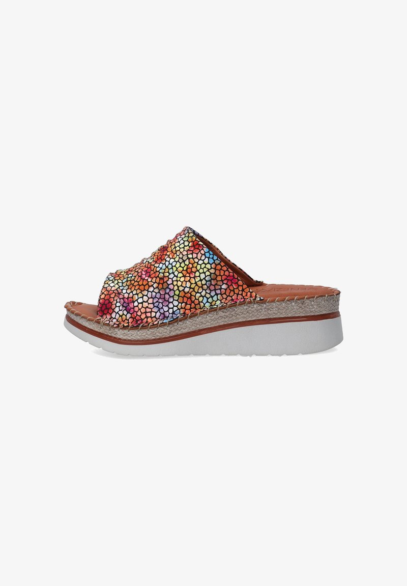 Tongs colorées avec un dessus multicolore texturé, une bande tissée beige et une semelle plate blanche. Design ouvert sur le devant.