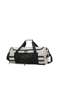 Sac de sport en tissu gris et noir, au design structuré, avec deux poignées, une sangle réglable et un logo embossé sur un côté.