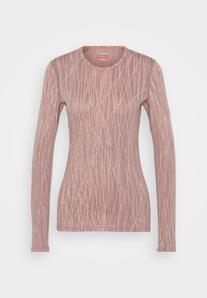 Long-sleeve shirt in soft pink with a textured pattern of diagonal lines. Crew neck design with slightly fitted silhouette.