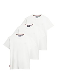 Tre hvide kortærmede t-shirts lavet af bomuld. Har en rund halsudskæring. Diskret logo i det øverste venstre hjørne. Kanten er lige.