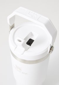 Stanley THE ICEFLOW™ FLIP STRAW TUMBLER 0.88L UNISEX - Cantimplora - frost