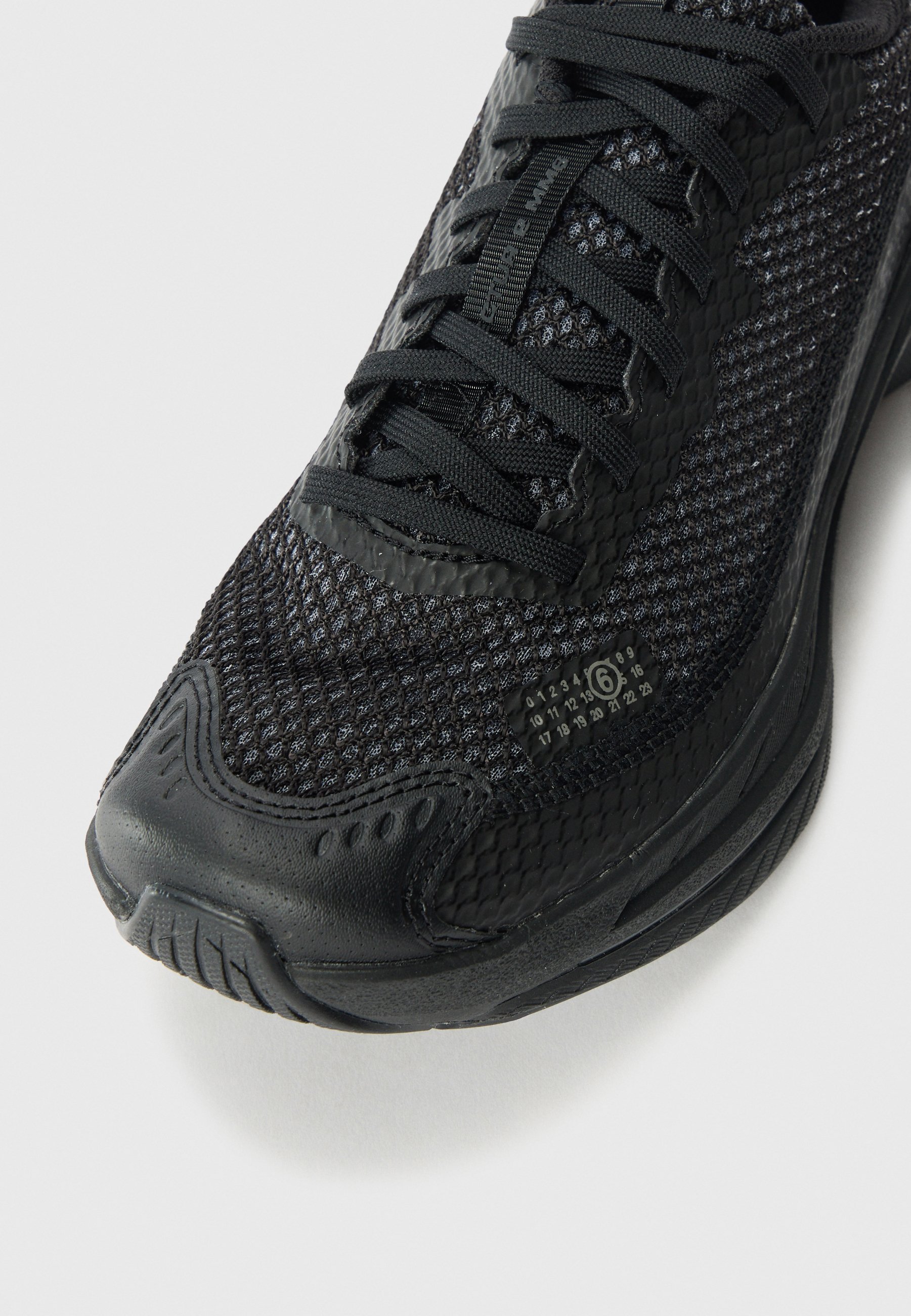 【斬新なエッジがきいた一足】MM6 x Salomon Spectur 2 sneakers MM6 x SALOMON SPECTUR 2 Black/Pewter/Silver（エムエム