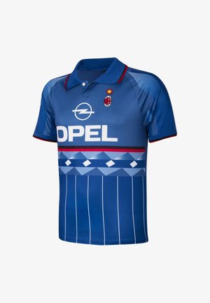 Blauwe polo met kraag, wit "Opel" logo, ruitpatronen, rode accenten en een clubembleem met een ster op de linkerborst.