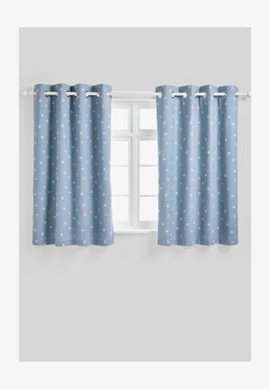 Zwei blaue Vorhänge mit kleinen mehrfarbigen Punkten hängen teilweise geöffnet an einem weißen Fensterrahmen mit Sprossengitter.