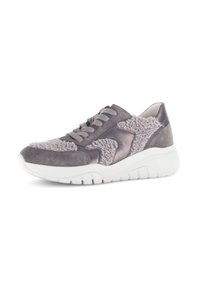 Grijze sneaker met een combinatie van suede en textiel, witte zool en een gevoerde tong. Ronde neus en vetersluiting.