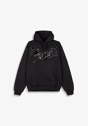 Czarna bluza z kapturem, z przednią kieszenią kangurką, sznurkiem do regulacji kaptura oraz graficznym wzorem przedstawiającym skaczącą konia i tekst "GRIME" w białym kolorze.