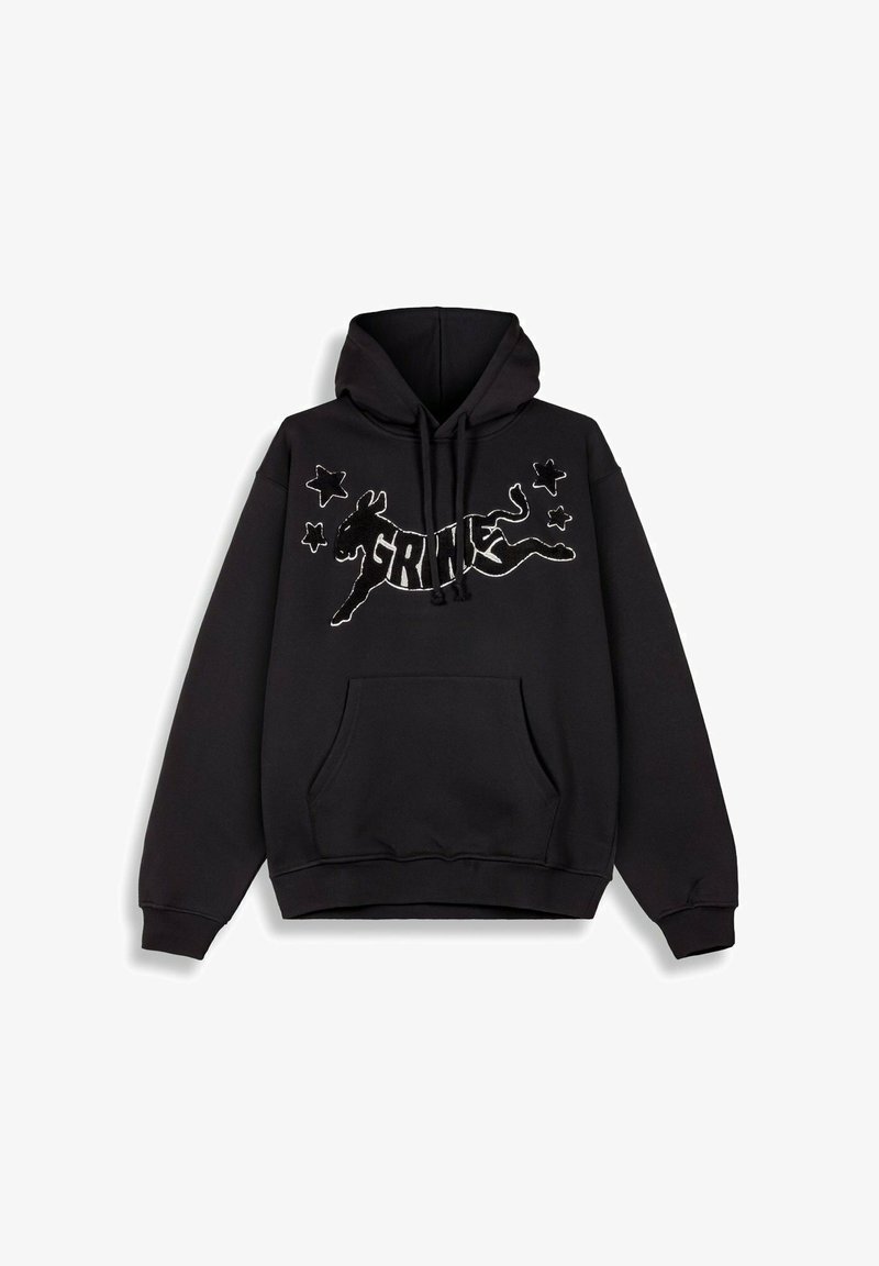 Czarna bluza z kapturem, z przednią kieszenią kangurką, sznurkiem do regulacji kaptura oraz graficznym wzorem przedstawiającym skaczącą konia i tekst "GRIME" w białym kolorze.