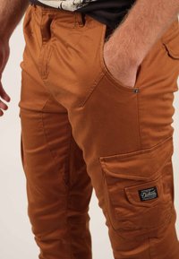 DEELUXE GARDEN - Cargohose - Chestnut
