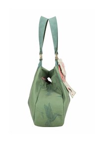 Groene stoffen tas met een unieke vorm, voorzien van een vogelpatroon, tealgroene handvaten en een decoratieve tag met een bloemaccent.