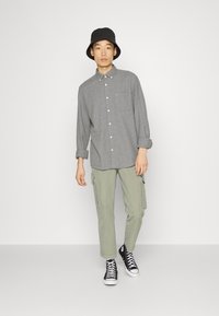 Marc O'Polo DENIM Calças cargo - grus green