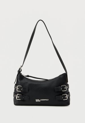 Μαύρη δερμάτινη τσάντα ώμου με ασημένια αγκράφες στα πλάγια, κλείσιμο με φερμουάρ, ρυθμιζόμενο λουρί και λογότυπο "Karl Lagerfeld Jeans" στο μπροστινό μέρος.