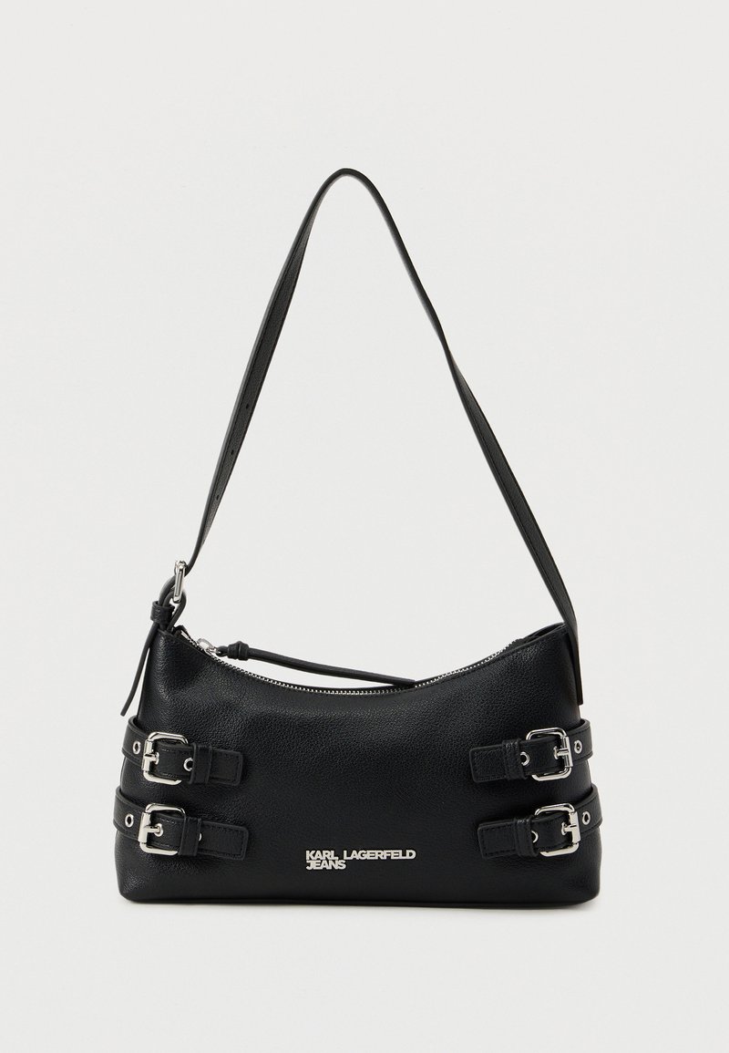 Μαύρη δερμάτινη τσάντα ώμου με ασημένια αγκράφες στα πλάγια, κλείσιμο με φερμουάρ, ρυθμιζόμενο λουρί και λογότυπο "Karl Lagerfeld Jeans" στο μπροστινό μέρος.