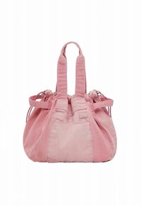 Růžová látková taška s nabráným horním okrajem, dvěma plochými ramenními popruhy a dekorativním prošitím. Obsahuje velkou centrální přihrádku a boční kapsu.