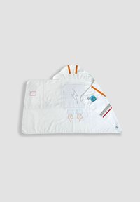 Valkoinen puuvillapyyhe, jossa on hupullinen muotoilu, jossa on raketti kirjonta, oranssit yksityiskohdat ja värikkäitä avaruusteemaisia paikka. Pehmeä pinta.