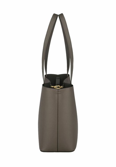 Grand sac fourre-tout en cuir taupe avec longues bandoulières, surpiqûres visibles et fermoir doré à l'intérieur de l'ouverture supérieure.