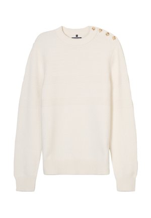 Suéter blanco de punto con un patrón texturizado, puños y dobladillo acanalados, y cuatro botones decorativos en el hombro.