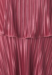 Robe plissée en satin rose, présentant des plis verticaux, un design superposé et un éclat subtil, offrant une apparence texturée.