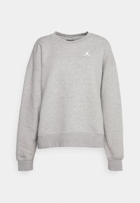 Sudadera gris con mangas largas, puños y dobladillo acanalados, que presenta un logotipo bordado en blanco en la parte delantera. Fabricada en un tejido suave y texturizado.