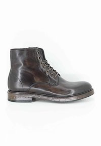 Stivaletto in pelle marrone con punta rotonda, allacciatura frontale, consistenza liscia e suola in gomma robusta con un accento simile al legno sul tallone.