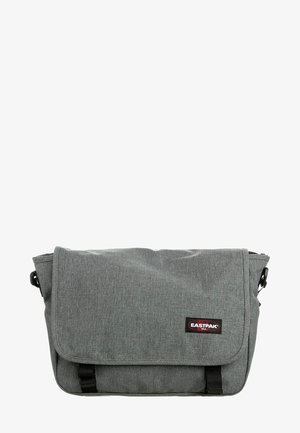 Borsa a tracolla grigia con pattina, realizzata in tessuto strutturato. Presenta una toppa con logo, una tracolla regolabile e un design semplice e funzionale.