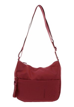 Sac bandoulière en tissu rouge avec sangle réglable et poche avant, montrant un motif texturé subtil et une languette de fermeture éclair verticale.