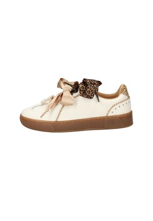 Sneaker bianca con suola marrone, lacci di nastro in raso con stampa leopardata e dettaglio leopardato sul tallone.